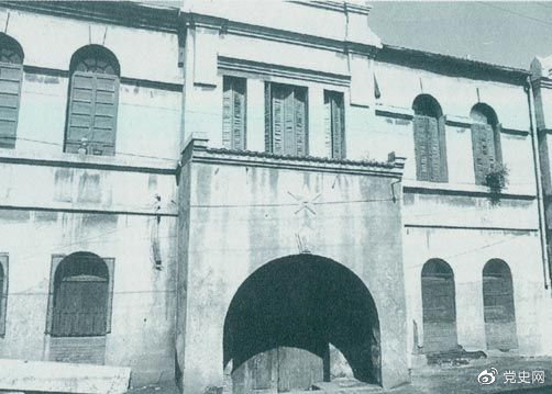 1919年9月16日,在周恩来主持下,觉悟社在天津学生联合会办公室召开成立大会。图为成立大会会址(今南开区东南角街草厂庵胡同41号)。 1919年9月16日,在周恩来主持下,觉悟社在天津学生联合会办公室召开成立大会。图为成立大会会址(今南开区东南角街草厂庵胡同41号)。