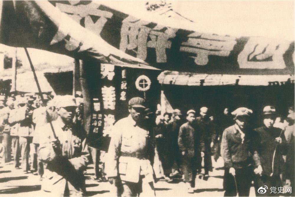 1949年9月,青海西宁解放。图为人民解放军列队进入西宁城区。 1949年9月,青海西宁解放。图为人民解放军列队进入西宁城区。