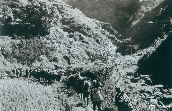 1947年6月,刘邓大军强渡黄河天险,千里跃进大别山,揭开了中国人民解放军战略进攻的序幕。 1947年6月,刘邓大军强渡黄河天险,千里跃进大别山,揭开了中国人民解放军战略进攻的序幕。
