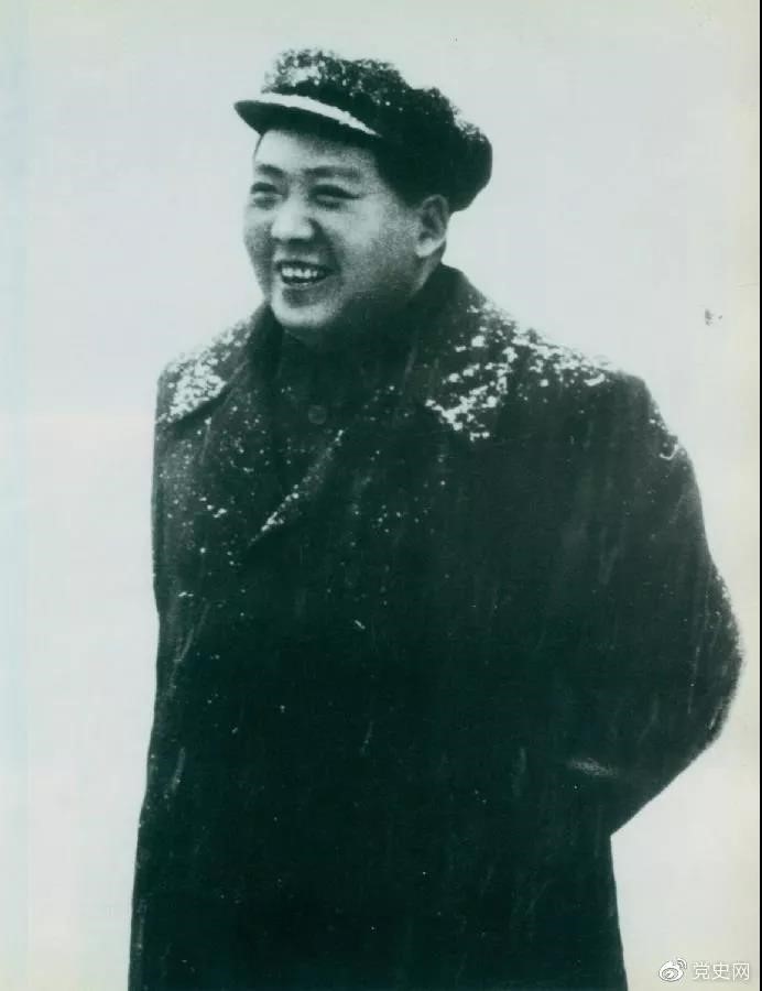 毛泽东于1953年2月16日第一次来武汉。图为毛泽东赴汉口途中下车喜迎春雪。 毛泽东于1953年2月16日第一次来武汉。图为毛泽东赴汉口途中下车喜迎春雪。