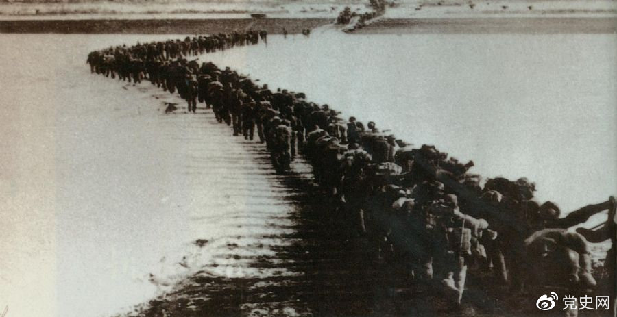 1950年10月19日,中国人民志愿军首批部队跨过鸭绿江,与朝鲜人民军共同抗击美国侵略者,开始了伟大的抗美援朝战争。 1950年10月19日,中国人民志愿军首批部队跨过鸭绿江,与朝鲜人民军共同抗击美国侵略者,开始了伟大的抗美援朝战争。