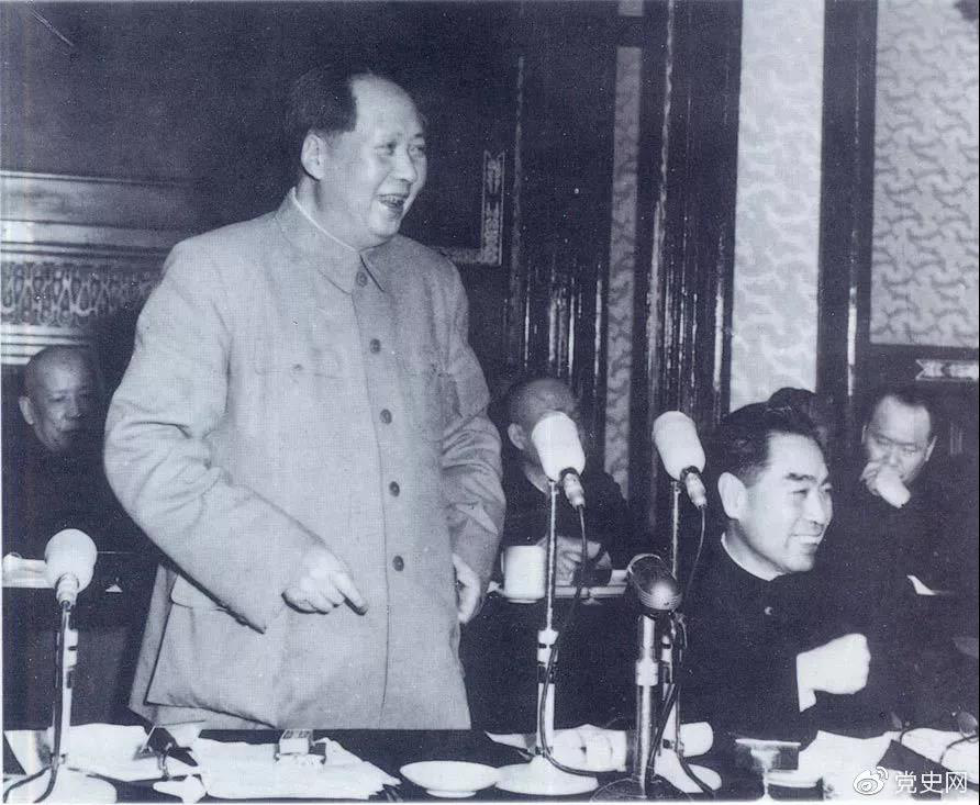 1956年1月25日,毛泽东在最高国务会议第六次会议上讲话。 1956年1月25日,毛泽东在最高国务会议第六次会议上讲话。