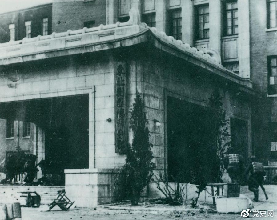 1948年11月2日,沈阳解放。图为人民解放军攻占“东北剿匪总司令部”大楼。 1948年11月2日,沈阳解放。图为人民解放军攻占“东北剿匪总司令部”大楼。