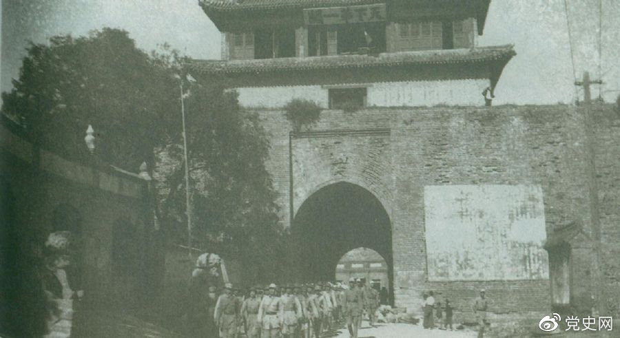 1945年8月下旬,八路军解放山海关。 1945年8月下旬,八路军解放山海关。