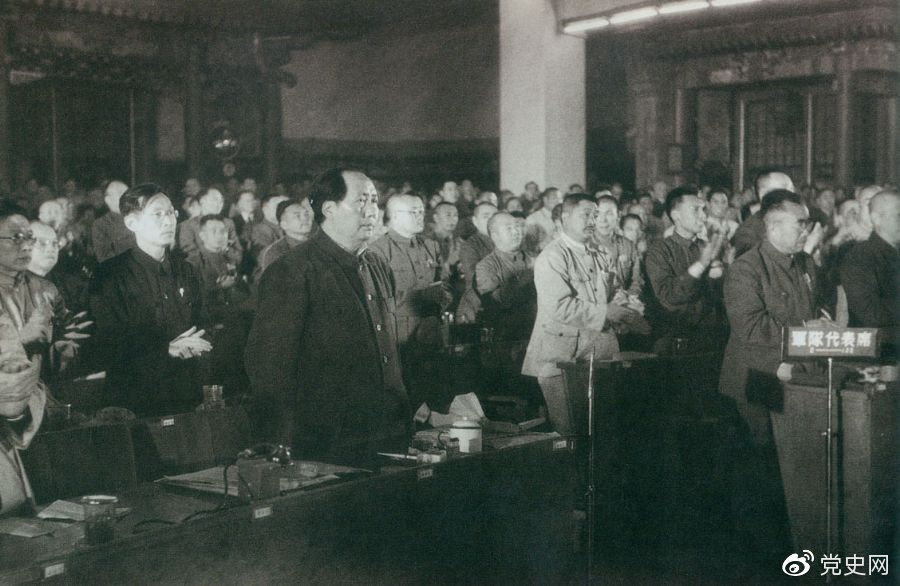 1949年9月30日,毛泽东当选中华人民共和国中央人民政府主席,全场起立,鼓掌祝贺。 1949年9月30日,毛泽东当选中华人民共和国中央人民政府主席,全场起立,鼓掌祝贺。