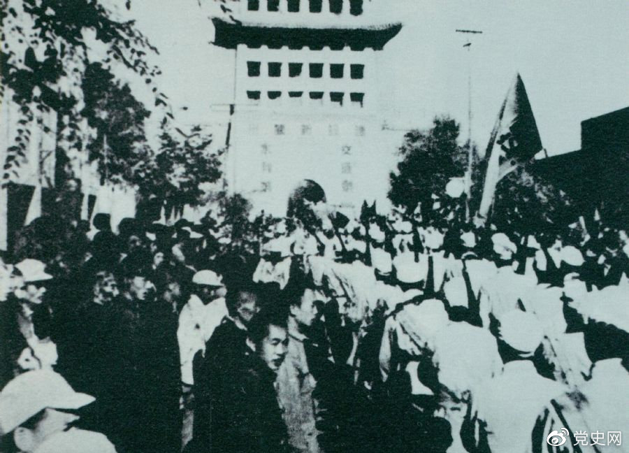 1949年8月,兰州解放。图为第一野战军开进兰州市区。 1949年8月,兰州解放。图为第一野战军开进兰州市区。