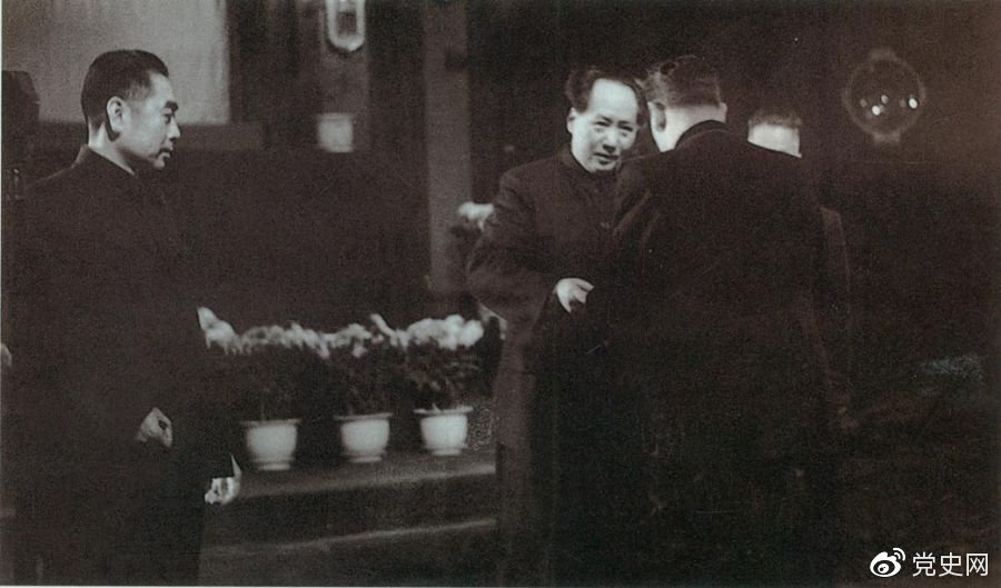 1949年10月2日,苏联政府首先承认中华人民共和国。10月3日,中苏正式建交。图为苏联第一任驻中国大使向毛泽东主席呈递国书。 1949年10月2日,苏联政府首先承认中华人民共和国。10月3日,中苏正式建交。图为苏联第一任驻中国大使向毛泽东主席呈递国书。