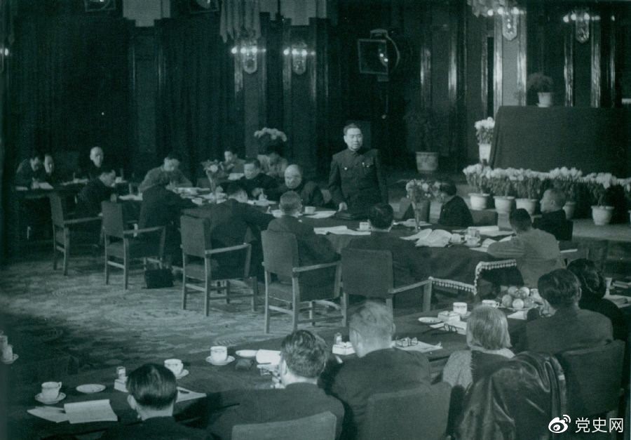 1949年10月21日,周恩来主持召开中央人民政府政务院第一次会议。正面左起:陈云、董必武、周恩来、郭沫若、黄炎培。 1949年10月21日,周恩来主持召开中央人民政府政务院第一次会议。正面左起:陈云、董必武、周恩来、郭沫若、黄炎培。
