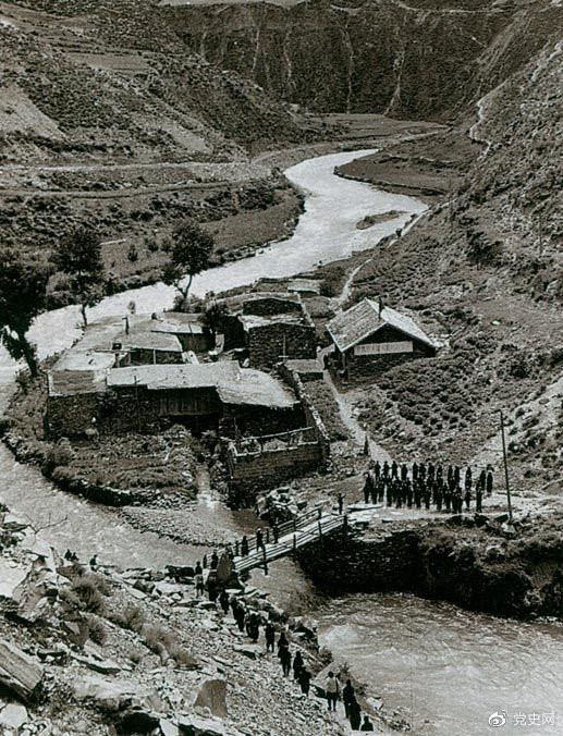 1935年6月12日,中央红军先头部队在夹金山北麓四川懋功达维镇同红四方面军先头部队胜利会师。图为当年的会师桥。 1935年6月12日,中央红军先头部队在夹金山北麓四川懋功达维镇同红四方面军先头部队胜利会师。图为当年的会师桥。