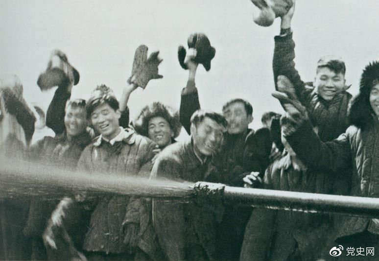 1959年9月26日,在黑龙江肇州县大同镇附近的松基3号井喷出了工业油流,发现了大油田。因临近国庆10周年,被命名为大庆油田。 1959年9月26日,在黑龙江肇州县大同镇附近的松基3号井喷出了工业油流,发现了大油田。因临近国庆10周年,被命名为大庆油田。