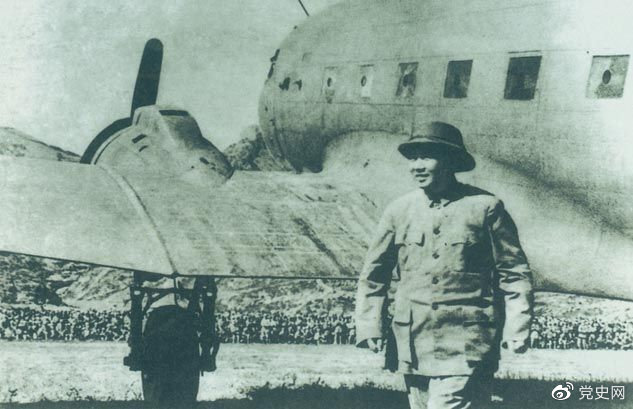1945年10月11日,毛泽东回到延安,受到延安各界人士的热烈欢迎。 1945年10月11日,毛泽东回到延安,受到延安各界人士的热烈欢迎。