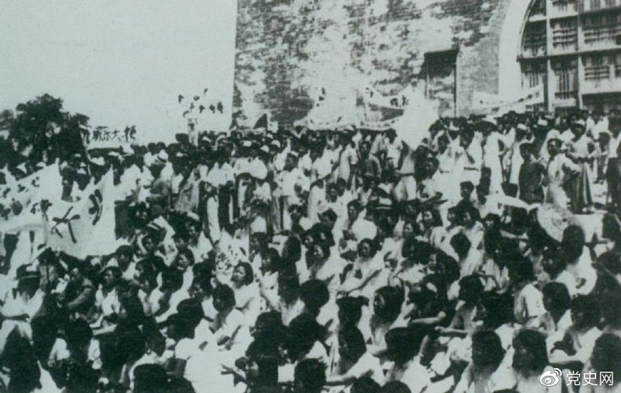 1936年6月13日,北平学生与市民在鼓楼前举行声势浩大的抗日集会。 1936年6月13日,北平学生与市民在鼓楼前举行声势浩大的抗日集会。