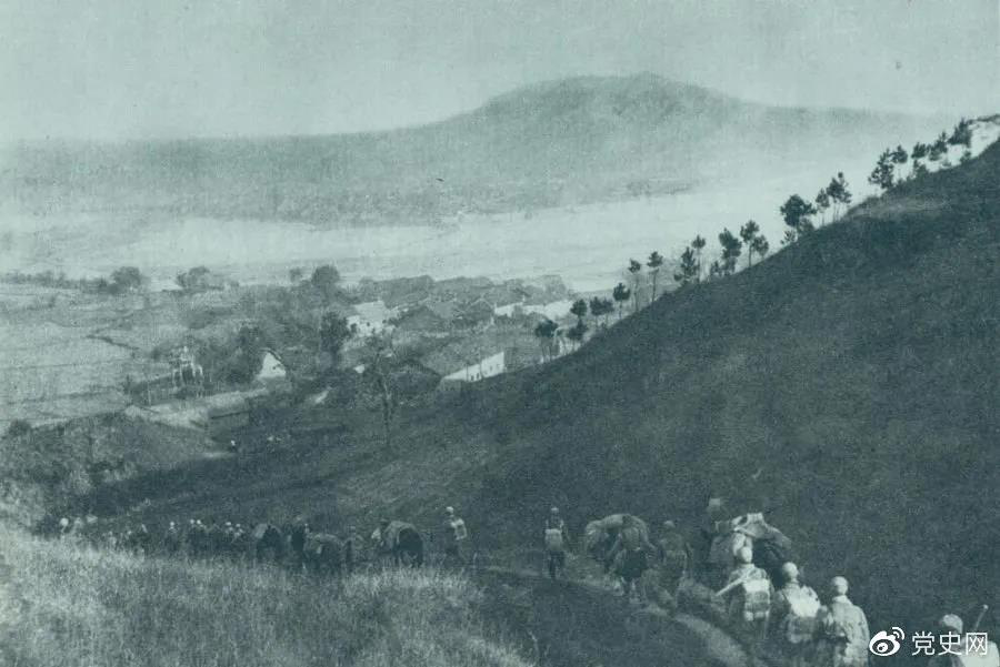 1945年4月6日,太行部队等向白晋、同蒲沿线上的日军展开攻击。这是八路军向祁县开进。 1945年4月6日,太行部队等向白晋、同蒲沿线上的日军展开攻击。这是八路军向祁县开进。