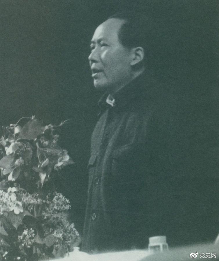 1945年6月11日,毛泽东在中国共产党第七次全国代表大会上致闭幕词。 1945年6月11日,毛泽东在中国共产党第七次全国代表大会上致闭幕词。