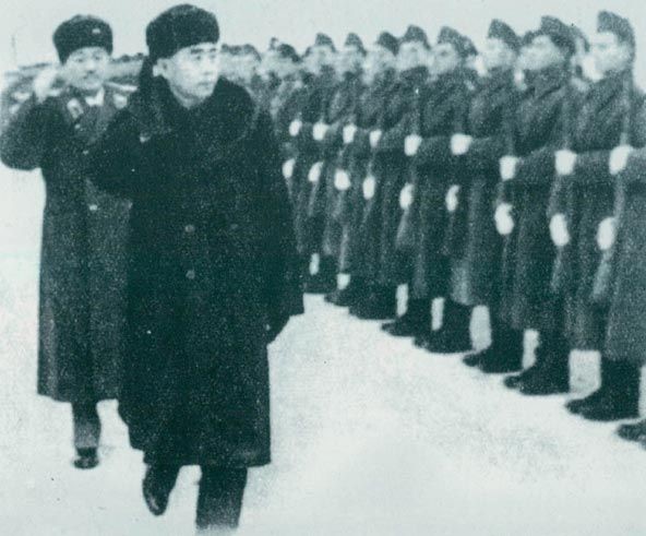 1957年1月16日，周恩来、贺龙检阅匈牙利人民军仪仗队。