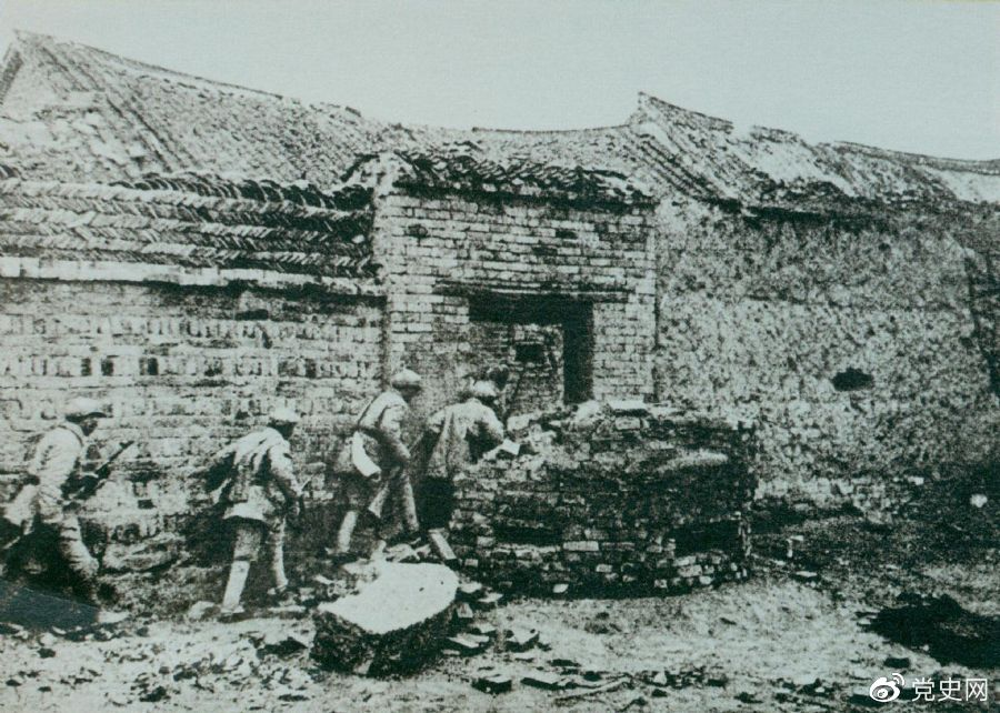 1948年11月,华东野战军取得围歼黄百韬兵团的胜利。图为战士们冲进黄百韬兵团司令部。 1948年11月,华东野战军取得围歼黄百韬兵团的胜利。图为战士们冲进黄百韬兵团司令部。