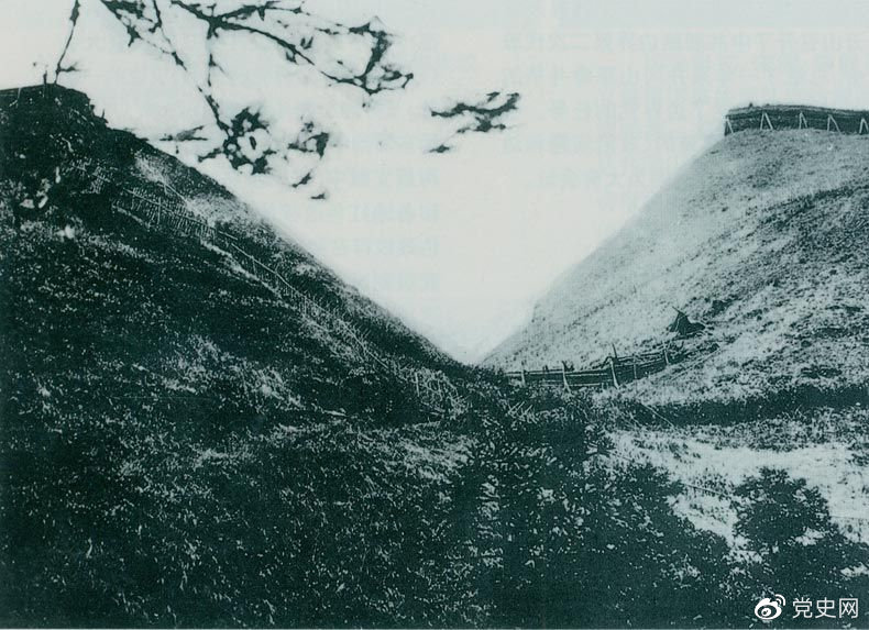 井冈山黄洋界哨口。1928年8月30日,红军以不足一个营的兵力,在这里击退湘赣敌军的进攻,取得黄洋界保卫战的胜利。至11月,红军又打破了两省敌军对井冈山根据地的第二次“会剿”。 井冈山黄洋界哨口。1928年8月30日,红军以不足一个营的兵力,在这里击退湘赣敌军的进攻,取得黄洋界保卫战的胜利。至11月,红军又打破了两省敌军对井冈山根据地的第二次“会剿”。