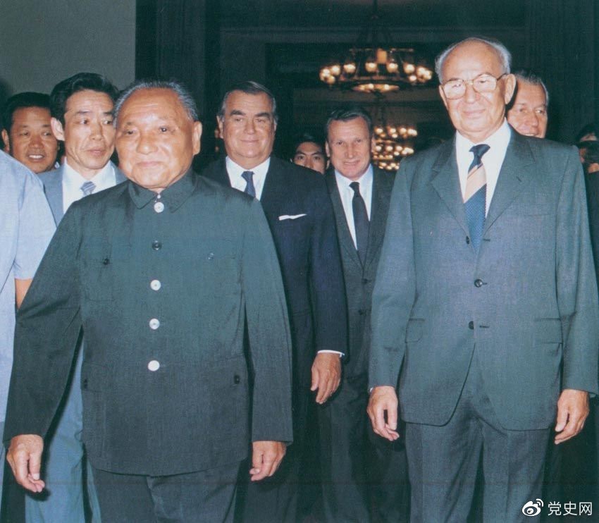 1988年9月5日,邓小平在会见捷克斯洛伐克总统胡萨克时提出科学技术是第一生产力。 1988年9月5日,邓小平在会见捷克斯洛伐克总统胡萨克时提出科学技术是第一生产力。