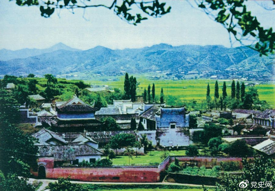 1927年9月19日,毛泽东在浏阳文家市里仁学校召开前敌委员会会议,经过激烈争论,决定放弃攻打长沙的计划,改向敌人统治力量薄弱的湘赣边界的山区进军。图为文家市里仁学校旧址。 1927年9月19日,毛泽东在浏阳文家市里仁学校召开前敌委员会会议,经过激烈争论,决定放弃攻打长沙的计划,改向敌人统治力量薄弱的湘赣边界的山区进军。图为文家市里仁学校旧址。