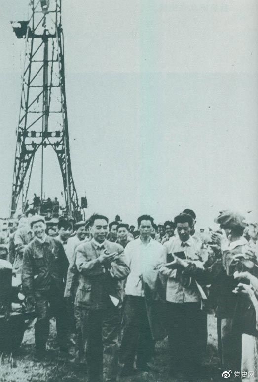 1962年6月,周恩来到大庆视察,这是在1202钻井队现场参观。 1962年6月,周恩来到大庆视察,这是在1202钻井队现场参观。