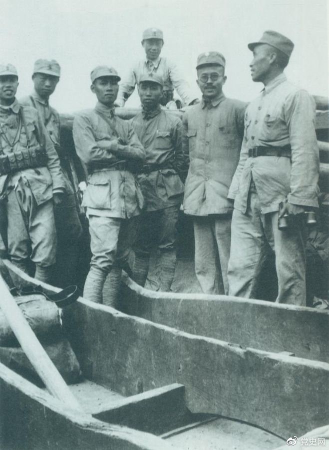 1937年9月,八路军部分领导人率部东渡黄河,开赴抗日前线。图为渡船上的八路军领导人,前排右起:朱德、任弼时、左权。 1937年9月,八路军部分领导人率部东渡黄河,开赴抗日前线。图为渡船上的八路军领导人,前排右起:朱德、任弼时、左权。