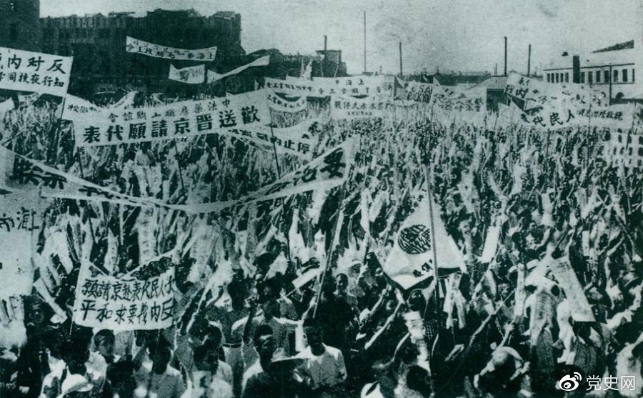 1946年6月23日,上海各界5万余人在北火车站广场召开欢送赴南京请愿代表的大会,呼吁和平,反对内战,并举行了示威游行。 1946年6月23日,上海各界5万余人在北火车站广场召开欢送赴南京请愿代表的大会,呼吁和平,反对内战,并举行了示威游行。