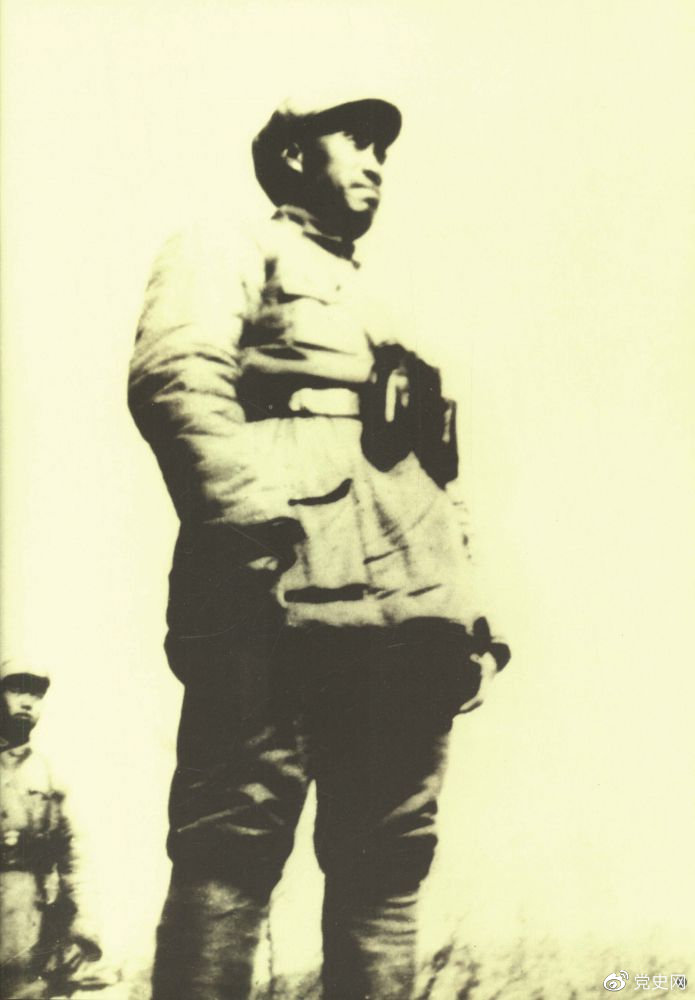 1937年9月至1940年5月,朱德指挥八路军在华北广泛开展游击战争,放手发动群众,创建抗日根据地。图为朱德在华北前线。 1937年9月至1940年5月,朱德指挥八路军在华北广泛开展游击战争,放手发动群众,创建抗日根据地。图为朱德在华北前线。