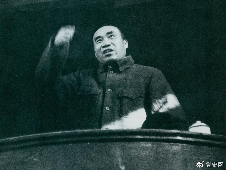 1943年11月,朱德在陕甘宁边区劳动英雄及模范工作者代表大会上讲话。 1943年11月,朱德在陕甘宁边区劳动英雄及模范工作者代表大会上讲话。