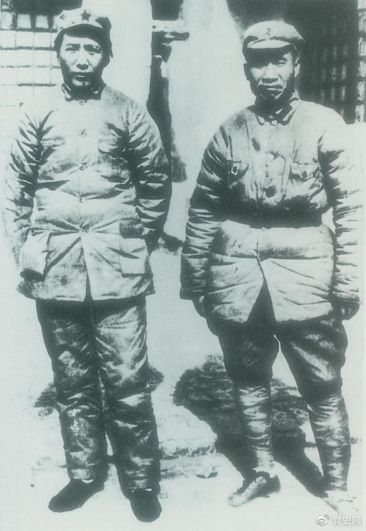 1937年7月7日,卢沟桥事变爆发。8日,中共中央通电全国,号召结成民族统一战线抵抗日本侵略者。图为1936年冬毛泽东和朱德在陕北。 1937年7月7日,卢沟桥事变爆发。8日,中共中央通电全国,号召结成民族统一战线抵抗日本侵略者。图为1936年冬毛泽东和朱德在陕北。