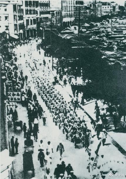 从1925年6月19日起,香港和广州租界的20万工人举行罢工,声援上海人民的反帝斗争。23日,广州和由香港回广州的工人10万余人举行大游行,在沙基惨遭英、法帝国主义的镇压。图为当时的游行队伍。 从1925年6月19日起,香港和广州租界的20万工人举行罢工,声援上海人民的反帝斗争。23日,广州和由香港回广州的工人10万余人举行大游行,在沙基惨遭英、法帝国主义的镇压。图为当时的游行队伍。