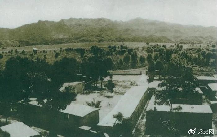 1948年5月,中共中央和人民解放军总部由陕北迁到河北平山县西柏坡。图为中央领导人办公处所俯瞰。 1948年5月,中共中央和人民解放军总部由陕北迁到河北平山县西柏坡。图为中央领导人办公处所俯瞰。