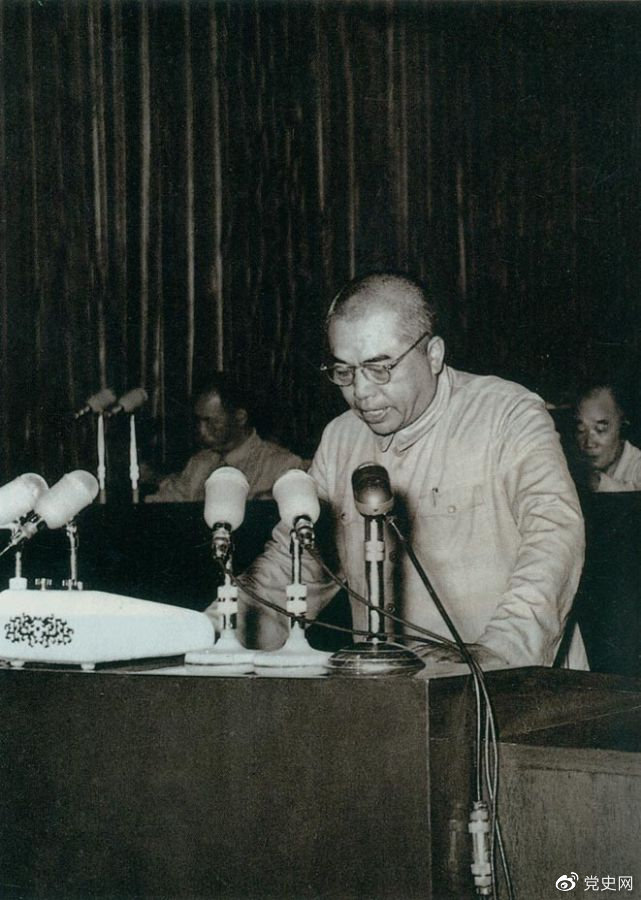 1955年7月30日,一届全国人大二次会议通过《中华人民共和国兵役法》。图为国防部部长彭德怀在会上作报告。 1955年7月30日,一届全国人大二次会议通过《中华人民共和国兵役法》。图为国防部部长彭德怀在会上作报告。