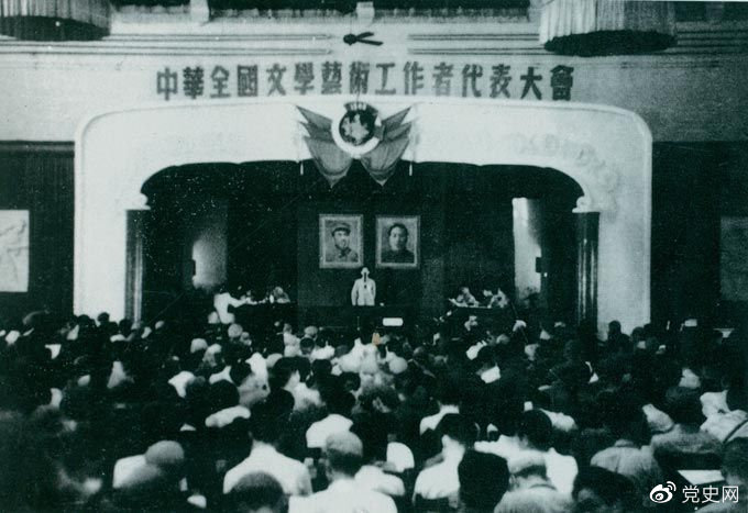1949年7月2日至19日,第一次中华全国文学艺术工作者代表大会在北平召开。图为大会会场。 1949年7月2日至19日,第一次中华全国文学艺术工作者代表大会在北平召开。图为大会会场。