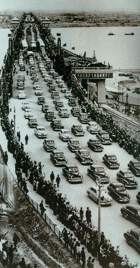 1957年10月15日,武汉长江大桥举行通车典礼。这是中国在长江上修建的第一座铁路、公路两用桥梁。图为通车典礼。 1957年10月15日,武汉长江大桥举行通车典礼。这是中国在长江上修建的第一座铁路、公路两用桥梁。图为通车典礼。
