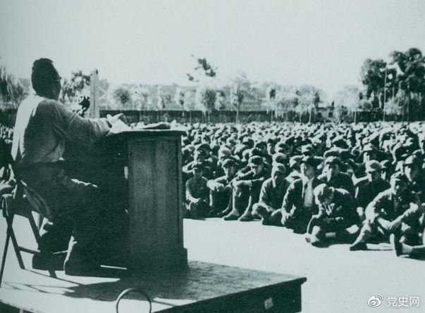 1949年7月,朱德在北平给第四野战军南下工作团讲话。 1949年7月,朱德在北平给第四野战军南下工作团讲话。