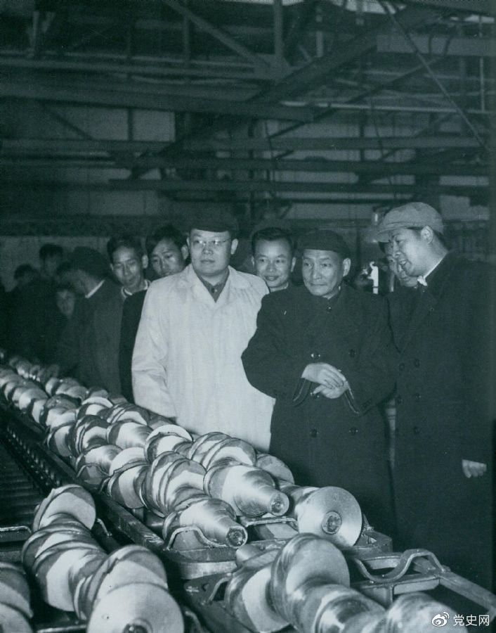 1957年10月,陈云视察长春第一汽车制造厂。 1957年10月,陈云视察长春第一汽车制造厂。