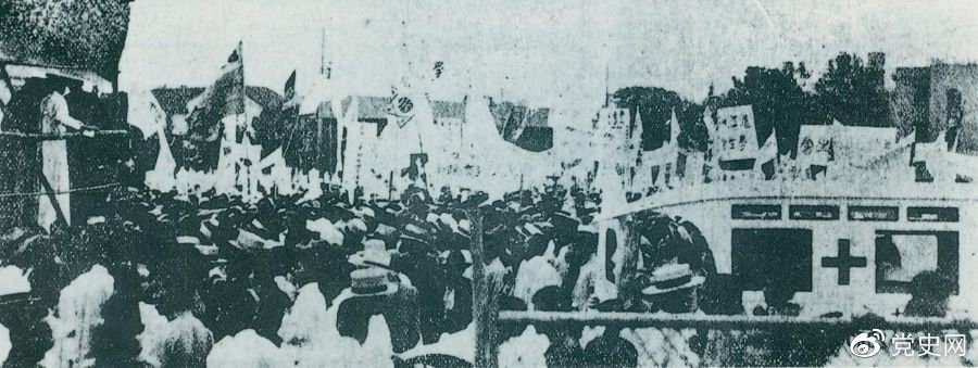 1925年6月7日,中国共产党通过上海总工会联合上海学生联合会、上海各马路商界联合会等,成立了上海反帝运动的领导机关——工商学联合会。11日,在该会的主持下,上海20万群众集会,通过了逞凶、赔偿、取消领事裁判权等17项对外交涉条件。图为大会盛况。 1925年6月7日,中国共产党通过上海总工会联合上海学生联合会、上海各马路商界联合会等,成立了上海反帝运动的领导机关——工商学联合会。11日,在该会的主持下,上海20万群众集会,通过了逞凶、赔偿、取消领事裁判权等17项对外交涉条件。图为大会盛况。