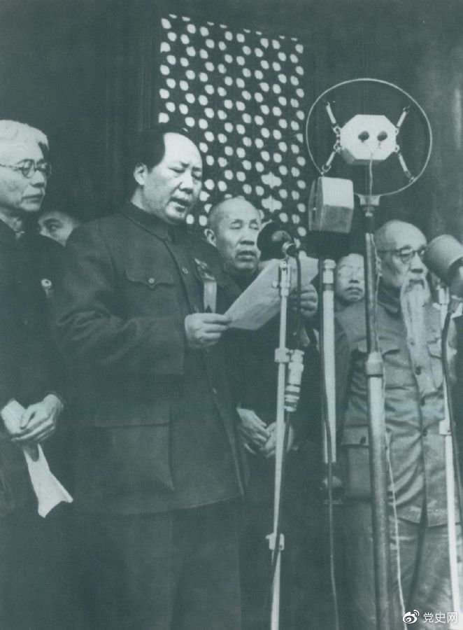 开国大典。1949年10月1日,毛泽东在天安门城楼上庄严宣告:中华人民共和国成立了! 开国大典。1949年10月1日,毛泽东在天安门城楼上庄严宣告:中华人民共和国成立了!