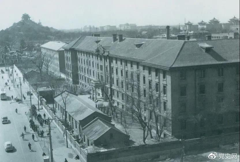 北京大学红楼。1918年8月至1919年3月毛泽东在北京期间,曾在这里担任图书馆助理员。 北京大学红楼。1918年8月至1919年3月毛泽东在北京期间,曾在这里担任图书馆助理员。